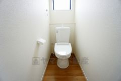 温水洗浄機付トイレです。節水機能もあるので、安心して使えますね。もちろん、1階2階の2ヶ所にトイレがあるので、忙しい朝にもゆとりができますね。
