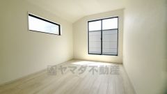 ご夫婦お二人のプライベートシーンを演出する寝室は、大容量のウォークインクローゼット付き。