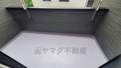 陽当たりの良いバルコニーです。お洗濯やお布団干しはもちろん、日光浴スペースにも。足元は防水工事施工済です。