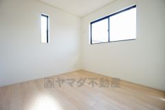 同仕様写真。暖かい日差しが差し込む洋室。たっぷり収納できるクローゼット付きでお部屋の中をすっきりと快適に保てます。