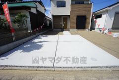 駐車スペースはゆとりある2台分を確保。マイカー用に、お客さま用に、余裕を持ってご利用いただけます。