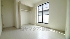暖かい日差しが差し込む洋室。たっぷり収納できるクローゼット付きでお部屋の中をすっきりと快適に保てます。