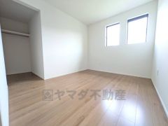 明るい洋室です。ナチュラル色のフローリングで開放的な優しい雰囲気になっています＾＾ベッドや机、ＴＶを置いてもゆとりのある広さです。