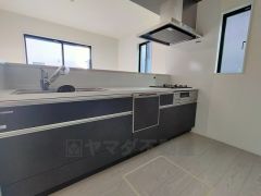 リビングにいるお子様を見守りながらお料理ができる対面キッチン。カウンタートップの汚れもサッと拭き取ることができ、お掃除ラクラク＾＾