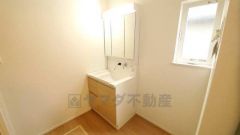 三面鏡つき洗面台。収納も一体型になっているので、ドライヤーやヘアアイロンの置き場に困りません。