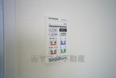 雨の日の洗濯も安心できる浴室暖房乾燥機付き浴室。リモコンで操作もボタン1つで簡単。