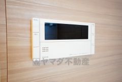 湯量・湯温の設定、そして保温までワンタッチのフルオートバス。便利な追い炊き機能付きです。