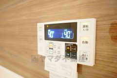 湯量・湯温の設定、そして保温までワンタッチのフルオートバス。便利な追い炊き機能付きです。