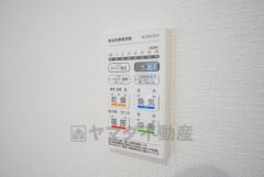 浴室暖房乾燥機付き。天候に左右されず、いつでも好きなときに洗濯物を干せるので、仕事や家事で忙しい方に重宝します。