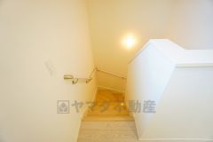 小さなお子様やご高齢の方でも安心できる、手すり付き階段。段差も低めで設定されており、安全性にも優れています。