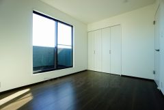 明るい洋室です。ベッドや机、ＴＶを置いてもゆとりのある広さです。