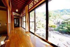 庭園に面した縁側は四季の移ろいをゆったり楽しめる癒しの空間になっています。やわらかな陽射しと庭の景色が心地よく、くつろぎの時間を豊かにしてくれます＾＾