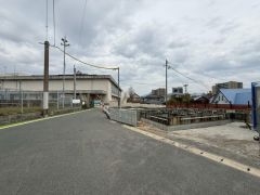 前面道路。北側約6.1ｍ公道。車通りが少なく、駐車もラクラクです＾＾