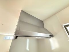お手入れが簡単なスリム型レンジフードです。調理により発生する油煙や臭いを吸い込み、屋外へ排気してくれます。