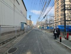 現地（2026年3月9日）撮影。前面道路は広く、車同士がすれ違うスペースが十分にあります。落ち着いた住宅地内で快適な生活を実現してみませんか＾＾