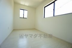 暖かい日差しが差し込む洋室。たっぷり収納できるクローゼット付きでお部屋の中をすっきりと快適に保てます。