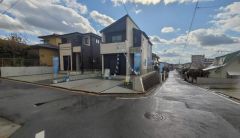 前面道路は広く、車同士がすれ違うスペースが十分にあります。落ち着いた住宅地内で快適な生活を実現してみませんか＾＾