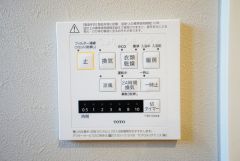 同仕様写真。浴室暖房乾燥機付き＾＾梅雨の時期や花粉、PM2.5が酷いときなどの洗濯を干すのに重宝しそうですね＾＾