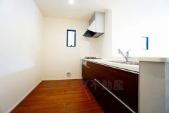 リビングにいるお子様を見守りながらお料理ができる対面キッチン。カウンタートップの汚れもサッと拭き取ることができ、お掃除ラクラク＾＾