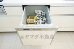 食事の後の手間を解消する食器洗い乾燥機付。冬場の洗い物で手荒れの悩みもなくなります。手洗いよりも節約できて便利。