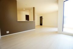 大きな窓のあるリビングは、陽光あふれる明るい空間です。居心地良く、ご家族皆がゆったり寛げる憩いの空間となりそうです。