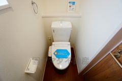 温水洗浄機付トイレです。節水機能もあるので、安心して使えますね。もちろん、1階2階の2ヶ所にトイレがあるので、忙しい朝にもゆとりができますね。