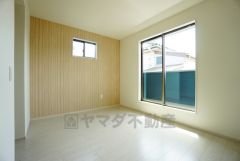 寛ぎの時間を紡ぎだす主寝室は、大型ベッドを置いても余裕の広さを確保しています。