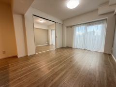 大きな窓があるリビングダイニング。家族団らんのひと時を明るく演出します。