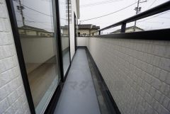 バルコニーは2部屋より出られて便利。暖かな陽射しがたっぷり差し込みます。