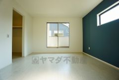 同仕様写真。ご夫婦お二人のプライベートシーンを演出する寝室は、大容量のウォークインクローゼット付き。
