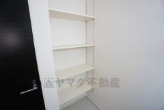 便利な洗面室収納。散らかりがちなバスタオルや清掃用品、化粧品や予備のシャンプー等もきれいに整頓できますね。