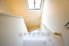 同仕様写真。小さなお子様やご高齢の方でも安心できる、手すり付き階段。段差も低めで設定されており、安全性にも優れています。