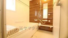 1日の疲れを癒すくつろぎのバスルーム。足を伸ばしてもゆったりと入れるサイズです。お子様と一緒にお風呂に入っても狭くないですね^^