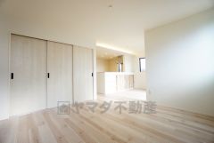 リビングは広々とした設計で、家族が集い、寛ぐ暮らしの空間を演出しています。思い思いの時間を過ごしたり、家族みんなで食事をしたり、素敵な団らんの場になりますね。