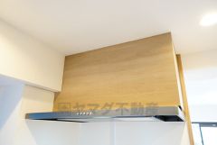 お手入れが簡単なスリム型レンジフードです。調理により発生する油煙や臭いを吸い込み、屋外へ排気してくれます。