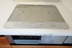 同仕様写真。汚れてもサッとふける、お手入れのしやすいIHクッキングヒーター。オール電化なので経済的です。