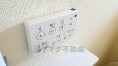 壁リモコンタイプのウォシュレット付き。すっきりした見た目で、トイレ奥の掃除もしやすいです。