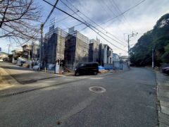 現地（2025年12月25日）撮影。大型車の通行が少なく、騒音や振動が少ないので静かで快適な生活を送れます。