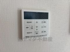 キッチン横からボタンひとつで操作が楽々。