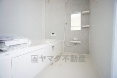 1日の疲れを癒すくつろぎのバスルーム。足を伸ばしてもゆったりと入れるサイズです。お子様と一緒にお風呂に入っても狭くないですね^^