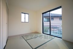 同仕様写真。あると嬉しい1階の一部屋。お子様のお昼寝スペースや客間、お友達やご親戚のお泊り部屋としても使えます。