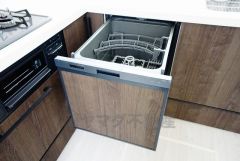 食事の後の手間を解消する食器洗い乾燥機付。冬場の洗い物で手荒れの悩みもなくなります。手洗いよりも節約できて便利。