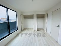 寛ぎの時間を紡ぎだす主寝室は、大型ベッドを置いても余裕の広さを確保しています。