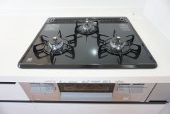 同仕様写真。複数の調理を一度に行うことができる3口コンロ。効率よくお料理が出来ます。毎日のお料理も楽しくなりますね＾＾