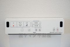 同仕様写真。壁リモコンタイプのウォシュレット付き。すっきりした見た目で、トイレ奥の掃除もしやすいです。