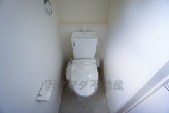 温水洗浄機付トイレです。節水機能もあるので、安心して使えますね。もちろん、1階2階の2ヶ所にトイレがあるので、忙しい朝にもゆとりができますね。