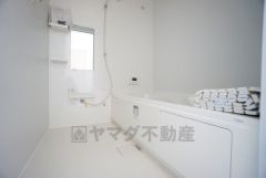 1日の疲れを癒すくつろぎのバスルーム。足を伸ばしてもゆったりと入れるサイズです。お子様と一緒にお風呂に入っても狭くないですね^^