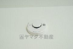 火災による煙や熱を感知して、警報音やブザー等で火災の発生を知らせてくれる火災警報器。