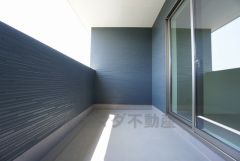 同仕様写真。陽当たりの良いバルコニーです。お洗濯やお布団干しはもちろん、日光浴スペースにも。足元は防水工事施工済です。