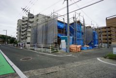 現地（2025年10月7日）撮影。前面道路は広く、車同士がすれ違うスペースが十分にあります。落ち着いた住宅地内で快適な生活を実現してみませんか＾＾